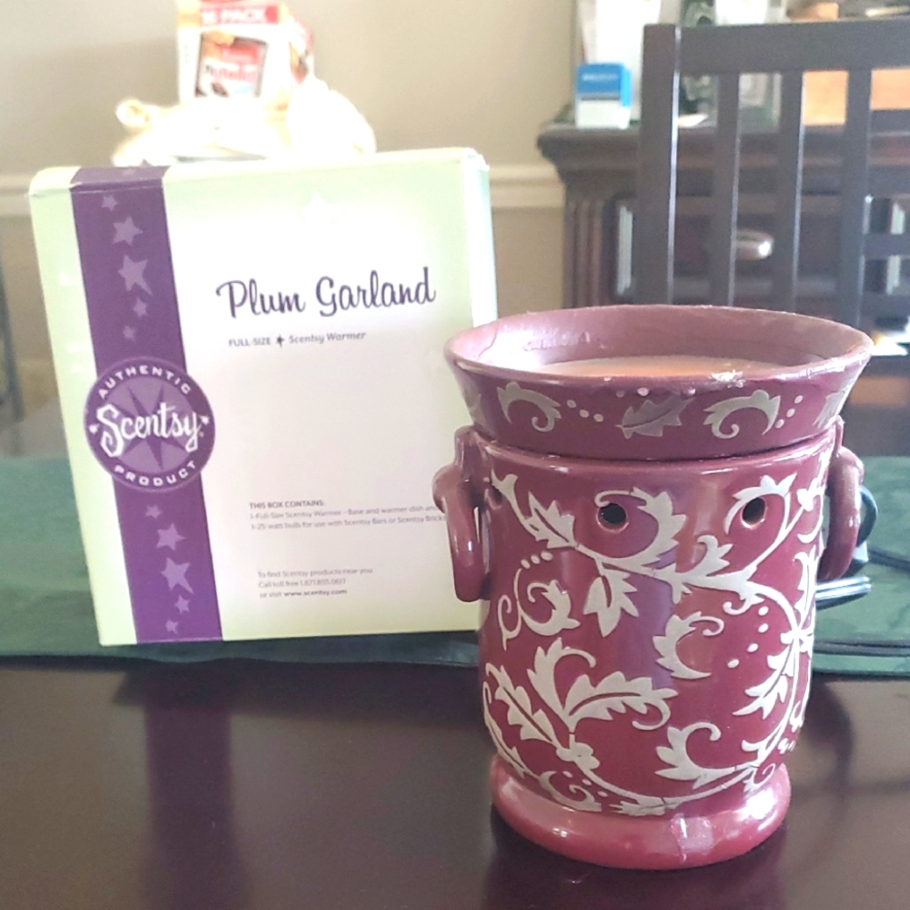 Scentsy Purple Plum Garland Floral Warmer